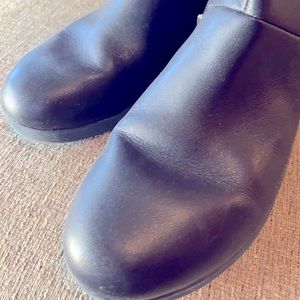 Cute and sleek navy riding boots, worn just a few times. Very comfortable.